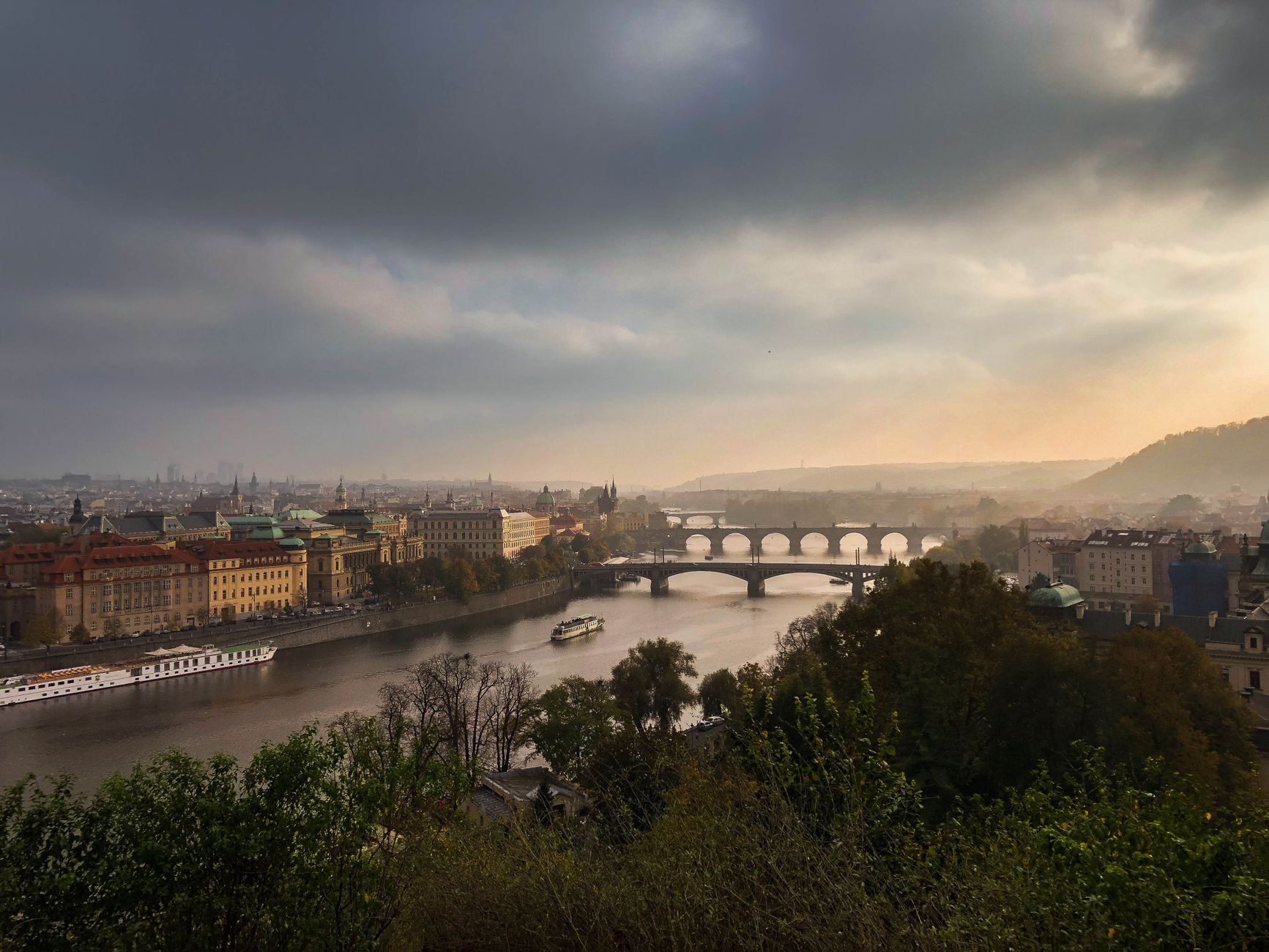 Podzimní Praha z lodi: barvy, klid a výhledy z Vltavy