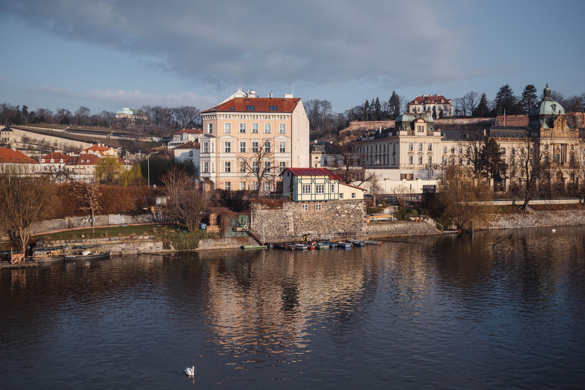 Jarní Praha z lodi: první teplé dny na Vltavě