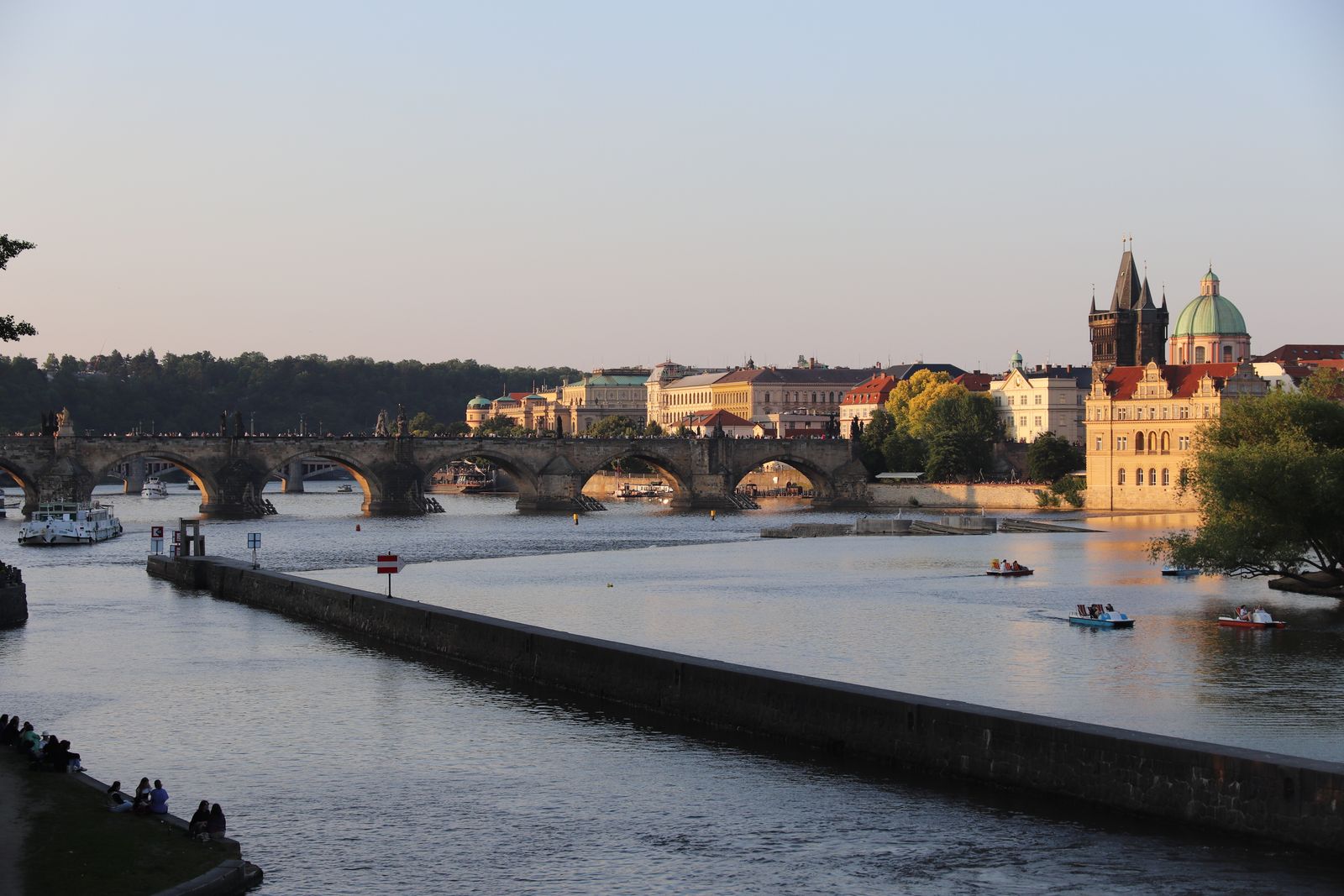 Západ slunce nad Vltavou: letní Praha z paluby lodi