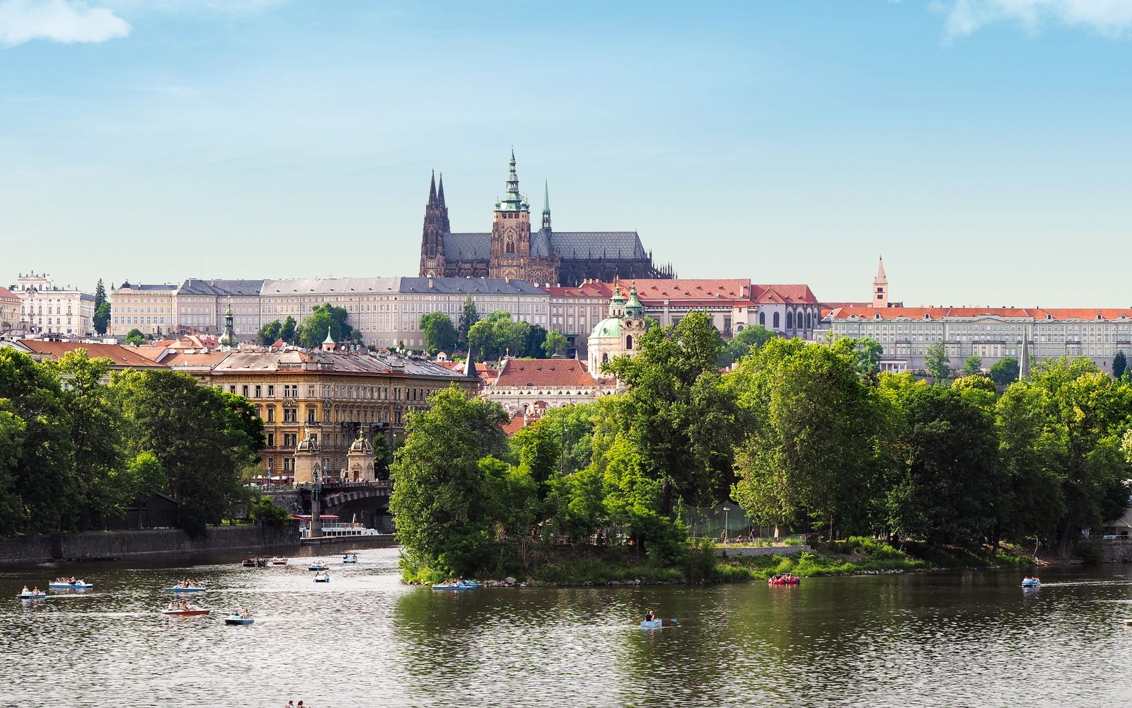 Jeden letní den v Praze: procházka, plavba a čas na město