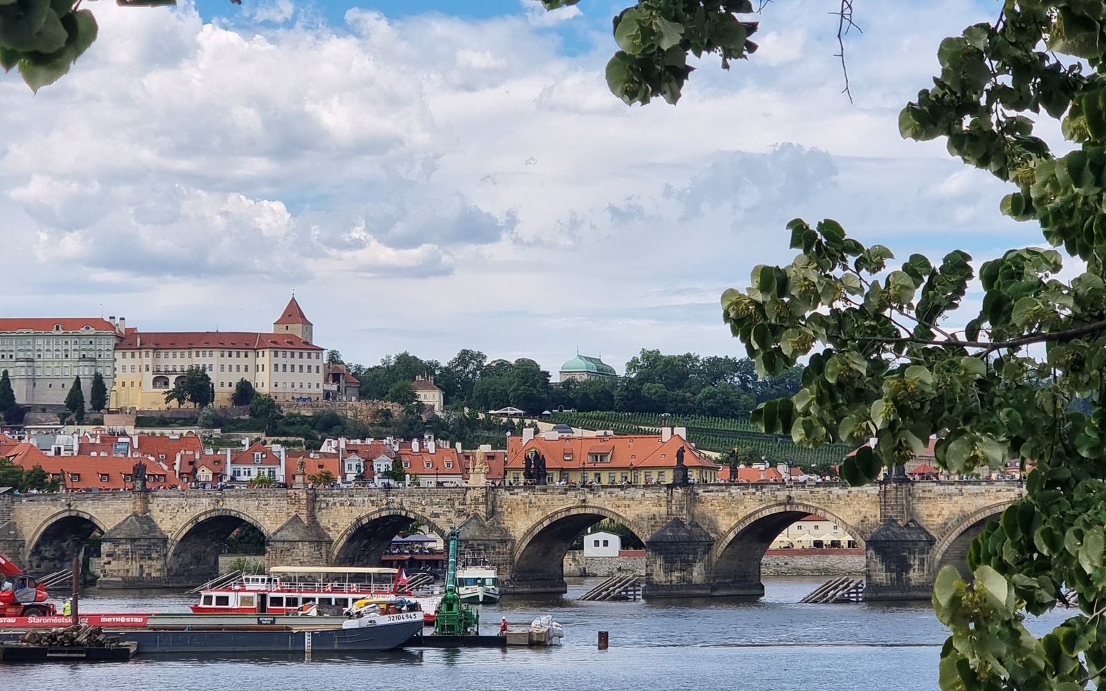 Pražské mosty z lodi: co sledovat při letní plavbě