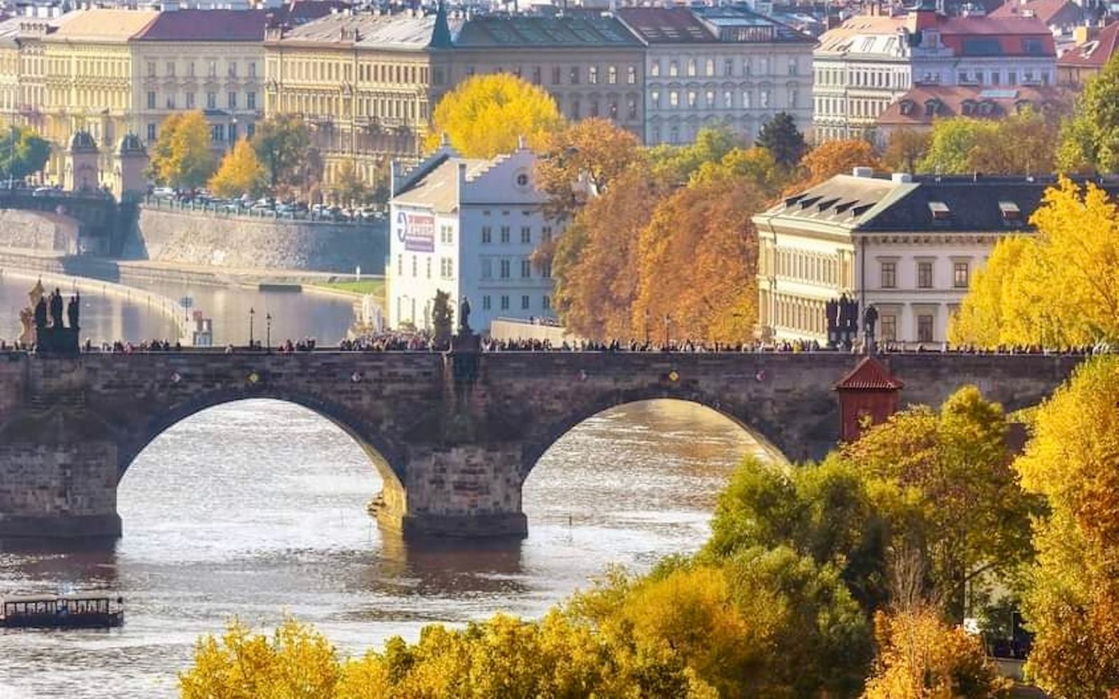 Jak fotit Karlův most a podzimní Prahu z lodi